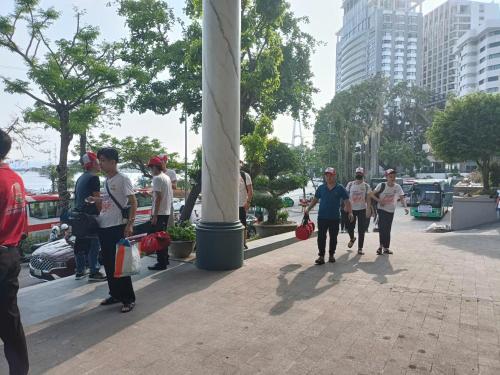a group of people walking down a sidewalk at Bạch Đằng Hạ Long Hotel in Ha Long