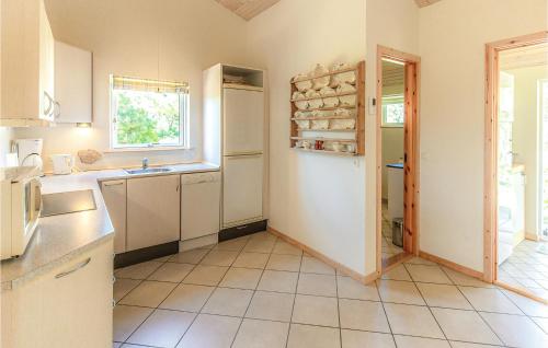 Kuchyň nebo kuchyňský kout v ubytování Two-Bedroom Holiday Home In Nykobing Sj