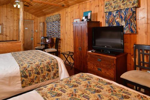 Postel nebo postele na pokoji v ubytování Buffalo Bill Cabin Village