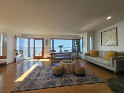 Ruang duduk di Warm Beach House Stanwood