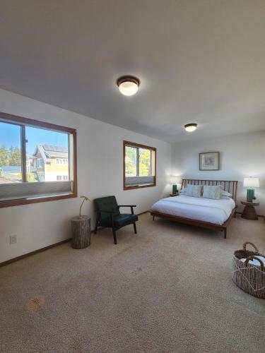 Katil atau katil-katil dalam bilik di Warm Beach House Stanwood