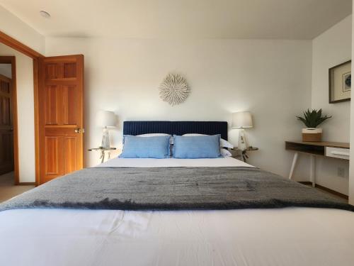 Katil atau katil-katil dalam bilik di Warm Beach House Stanwood