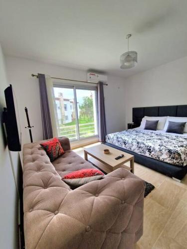 a living room with a couch and a bed at Villa Joudia Royal Golf Fes in Fès