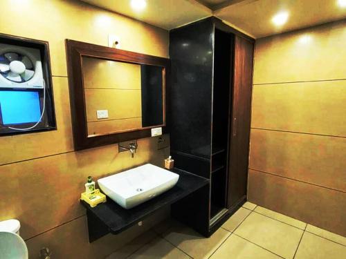 Bilik mandi di 7BHK Hill Villa