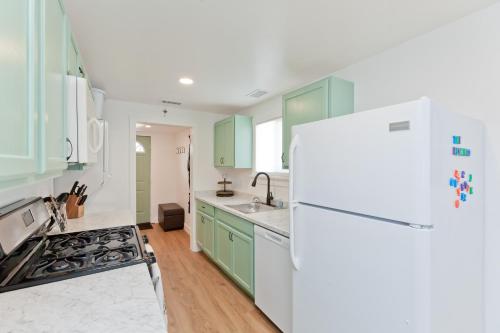 Η κουζίνα ή μικρή κουζίνα στο River City Hideaway cottage