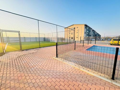 Der Swimmingpool an oder in der Nähe von Motswedi Place Apartments B2- Managed by Pulafela Prop Pty Ltd