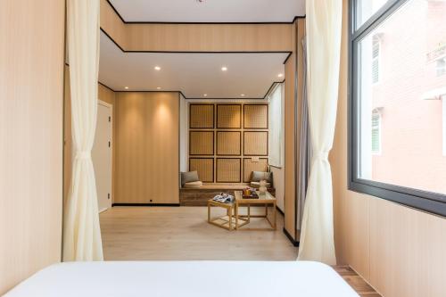 a bedroom with a bed and a window at Quanzhou West Street Kaiyuan Temple Bandiao Inn in Quanzhou