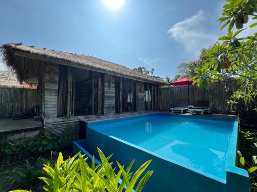 Kolam renang di atau dekat dengan Koh Pu Villa