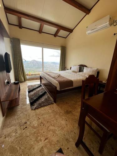 Ένα ή περισσότερα κρεβάτια σε δωμάτιο στο KSTDC Hotel Mayura Pine Top Nandi Hills