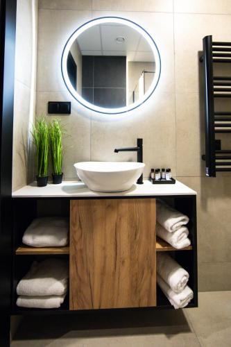 a bathroom with a sink and a mirror at Sarmata in Czyżówek