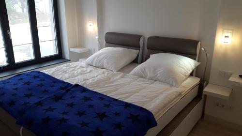 Cama ou camas em um quarto em Prora Solitaire Apartment mit Meerblick Block 2