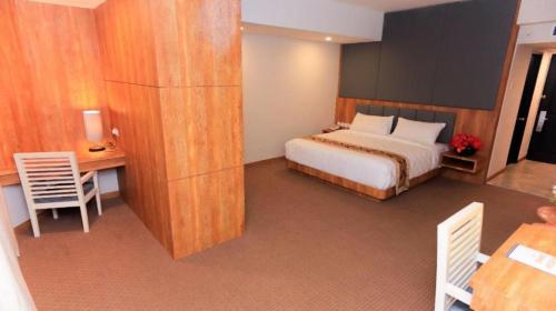 Postel nebo postele na pokoji v ubytování Beverly Hotel Batam