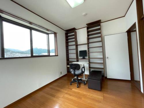 an empty office with a desk and a window at Karatake Valley in Hanno