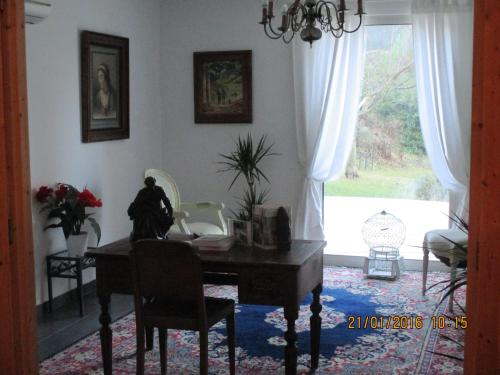 d'une salle à manger avec un bureau et une fenêtre. dans l'établissement Villa Boulou, à Rognes