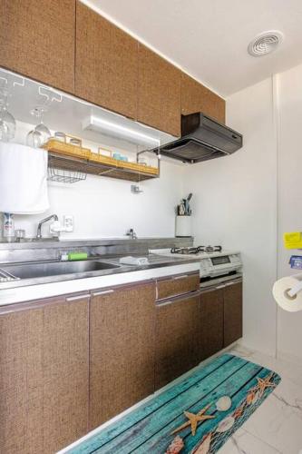 a kitchen with a sink and a counter top at Onjukuオシャンビューアジアントロピカル貸し切り御宿駅5分海岸2分 in Onjuku