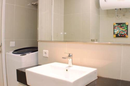 Koupelna v ubytování Big and Cozy Studio at Azalea Suites Apartment By Travelio