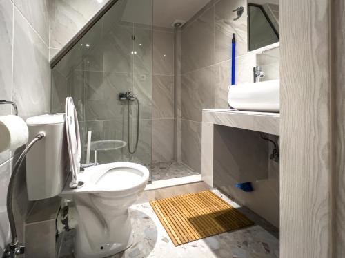 A bathroom at SpaceFour "DownTown Comfy Loft" by #Gimispace Rentals