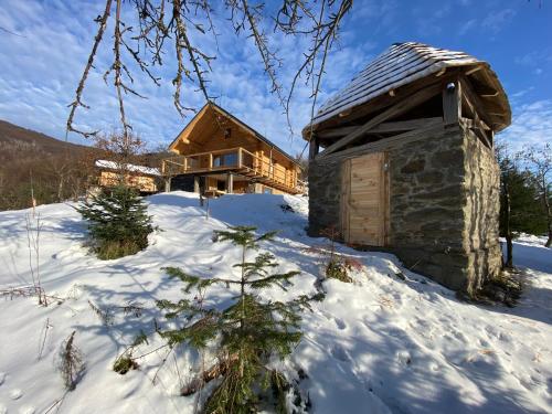 a log cabin in the snow at To Lem Ande in Lumshory