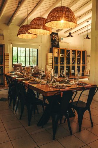 ein großer Holztisch in einem Raum mit Weingläsern in der Unterkunft Casa de campo Saint Rose en Mayor Drummond in Mendoza