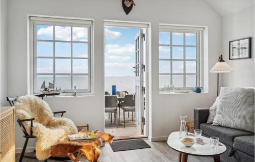 オテルプにあるAmazing Home In Otterupのソファとテーブルのあるリビングルーム
