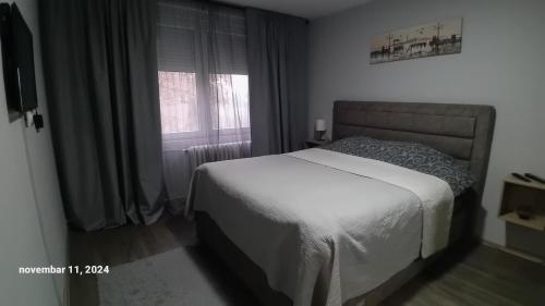 Una cama o camas en una habitación de SUNSHINE Apartment