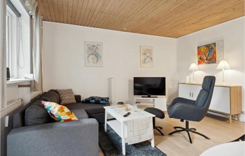 uma sala de estar com um sofá e uma mesa em Cozy Apartment In Middelfart With Wifi em Middelfart