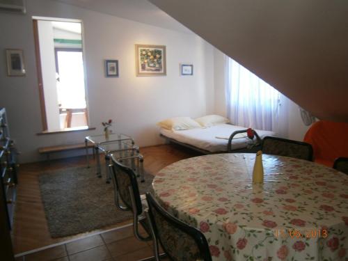 sala de estar con mesa y cama en Villa Miranda - Croazia en Omiš