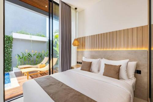 ein Schlafzimmer mit großem Bett und Balkon in der Unterkunft Private Villa Ayra 9B by OriVista 10mins to Melasti Beach in Uluwatu