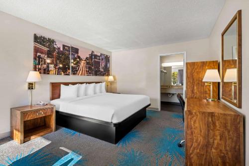 Ένα ή περισσότερα κρεβάτια σε δωμάτιο στο Days Inn by Wyndham Dubuque