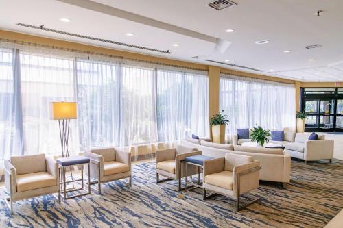 Χώρος καθιστικού στο DoubleTree by Hilton Atlantic Beach Oceanfront