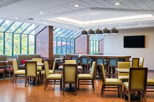 a dining room with tables and chairs and windows at Hampton Inn Richland-Tri Cities in Richland