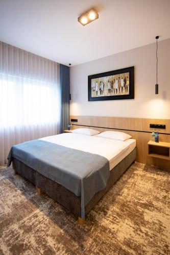 a bedroom with a large bed in a room at Sarmata in Czyżówek