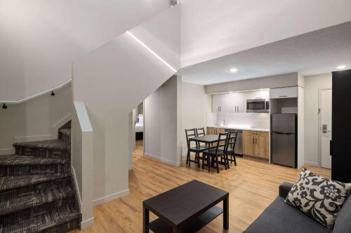 Cuisine ou kitchenette dans l'établissement Baymont by Wyndham West Edmonton