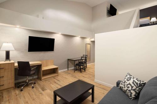 Télévision ou salle de divertissement dans l'établissement Baymont by Wyndham West Edmonton