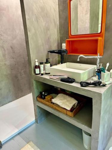 une salle de bain avec un lavabo, un miroir et une baignoire dans l'établissement Mas de la source, à Le Beaucet