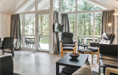 エスビャウにある3 Bedroom Nice Home In Esbjerg Vの家具と大きな窓のあるリビングルーム