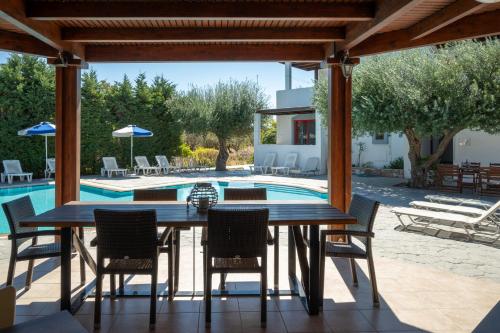 Patio nebo venkovní prostory v ubytování Triantafillas Suites