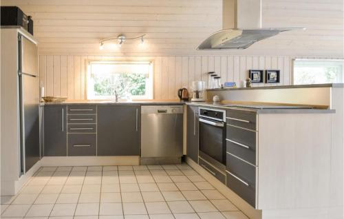 una cocina con fregadero y estufa en Four-Bedroom Holiday Home In Hemmet, en Hemmet