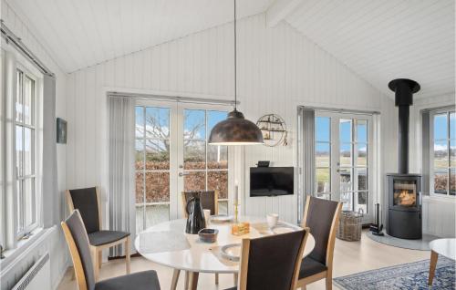 Una televisión o centro de entretenimiento en Awesome Home In Fredericia With Kitchen