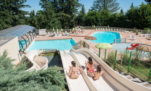 Kolam renang di atau dekat dengan Glamping Payrac