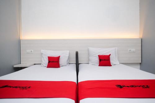 Ένα ή περισσότερα κρεβάτια σε δωμάτιο στο RedDoorz near Exit Tol Pekalongan