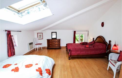 a bedroom with a bed and a skylight at Beautiful Home In Loriol-Sur-Drôme in Loriol-sur-Drôme