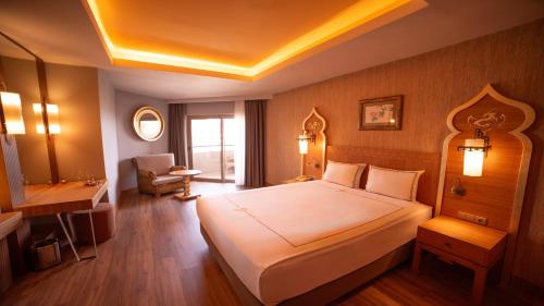 Llit o llits en una habitació de Royal Dragon Hotel