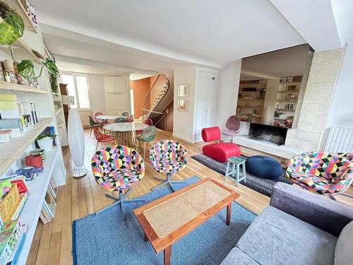 un salon avec un canapé, des chaises et une table dans l'établissement Maison Alternativi - hyper centre, à Caen
