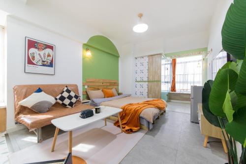 a living room with a couch and a table at Ban Xia Sunshine Hotel- Drum Tower & YONGNING Gate Branch in Xi'an