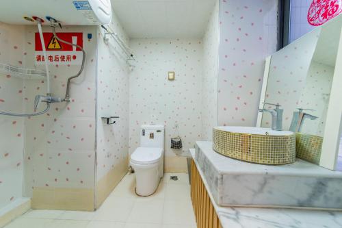 a bathroom with a toilet and a sink at Ban Xia Sunshine Hotel- Drum Tower & YONGNING Gate Branch in Xi'an