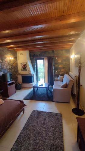 a living room with a couch and a table at ΞΕΝΩΝΑΣ ΘΕΑ in Palaios Agios Athanasios