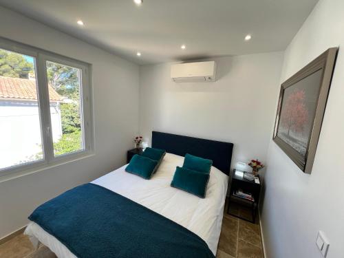 Postel nebo postele na pokoji v ubytování Breathtaking Mediterranean Views from Renovated Cosy Nest, Walk to Portissol Beach and Port