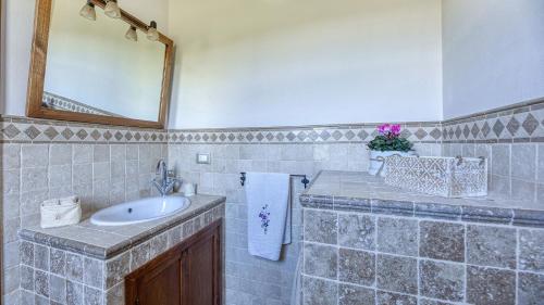 un baño con lavabo y espejo en Casetta Moraiolo, en Montevarchi