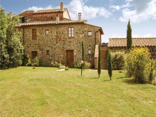 an old stone house with a large yard at Residence Lucignano in Lucignano